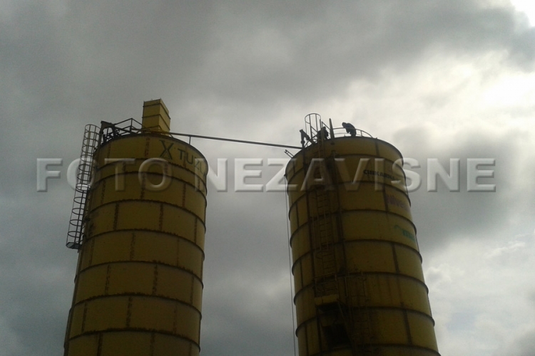 Jedan radnik "Tuzla kvarca" sišao sa silosa i razgovara sa ministrom Mićanovićem (FOTO)