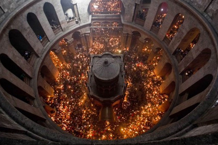 Jerusalim: Blagodatni oganj upaljen pred hiljadama vjernika (FOTO, VIDEO) 