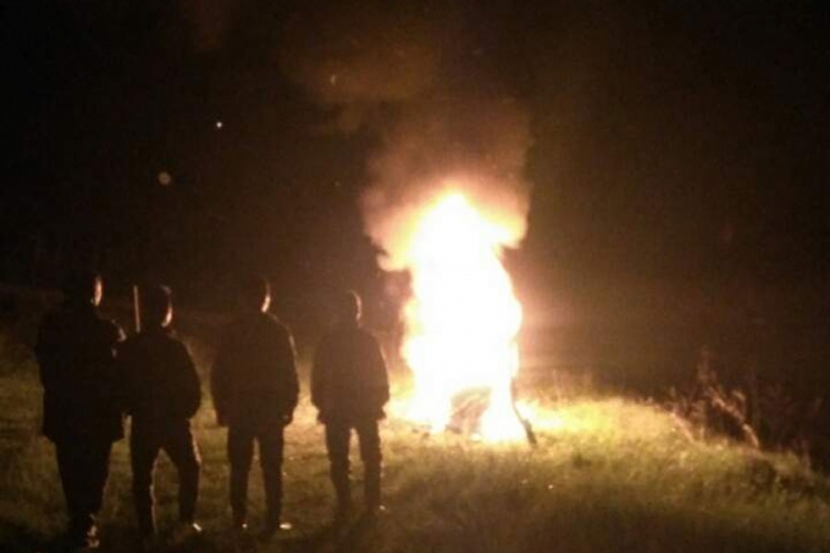 Da se običaj ne zaboravi: Mališani Čađavice zapalili logorsku vatru uoči Prvog maja (FOTO)