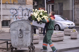 Radnik KJKP Rad bacio cvijeće i svijeće nakon odavanja počasti vojnicima JNA u Dobrovoljačkoj