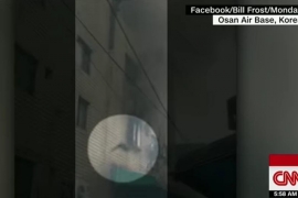Bacila troje djece s četvrtog sprata (VIDEO)