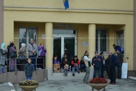 Vlasnici oštećenih kuća blokirali zgradu opštinske uprave u Maglaju
