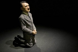 Statua klečećeg Hitlera prodata za 17,2 miliona dolara