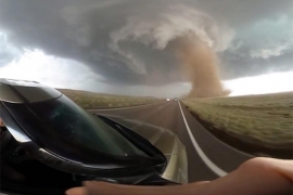 Iz automobila snimili tornado kao niko do sada (VIDEO)