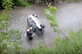 Tuzla: Vojnici spasili ženu koja je automobilom sletjela u korito ...