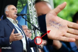 Govornik na protestu opozicije u Banjaluci napisao podsjetnik na dlanu