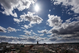 Oblačno sa kišom, na planinama snijeg, sunce u srijedu