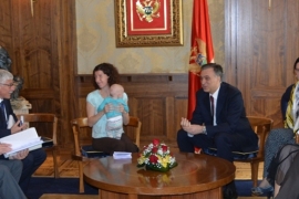 Sa bebom u naručju u Skupštinu Crne Gore (FOTO)