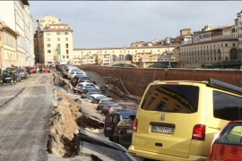 Pukla ulica u dužini od 200 metara, propalo 20 automobila (VIDEO)