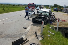 Stravičan udes kod Prijedora, povrijeđen vozač opela (FOTO)