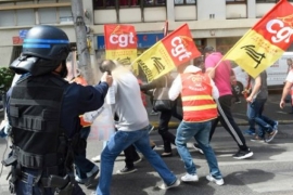 Štrajkovi širom Francuske: Gore gume, blokiran most... 