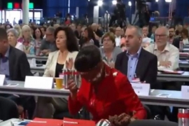 Liderka njemačke Ljevice napadnuta tortom (VIDEO)