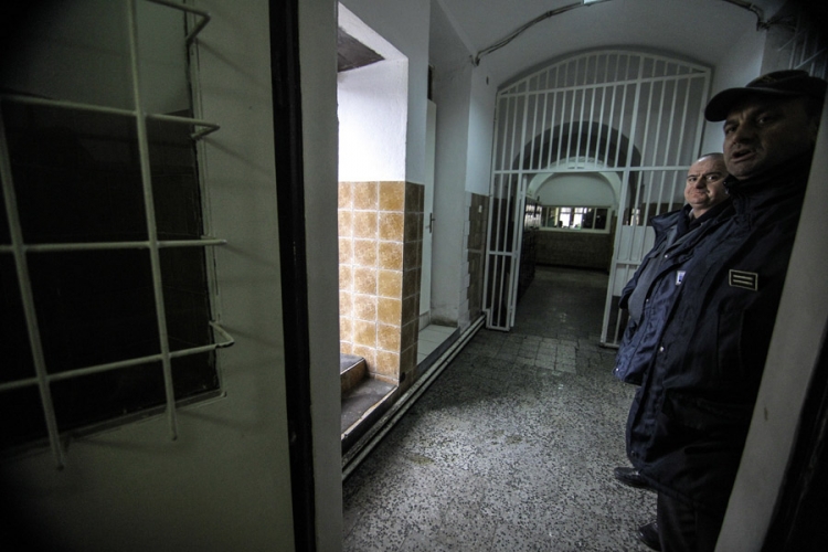 Supruga pretučenog zatvorenika za "Nezavisne": Polomili su im rebra i izbili zube