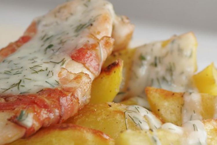 Piletina, slanina i sos od mirođije