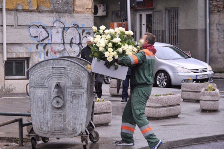 Radnik KJKP Rad bacio cvijeće i svijeće nakon odavanja počasti vojnicima JNA u Dobrovoljačkoj