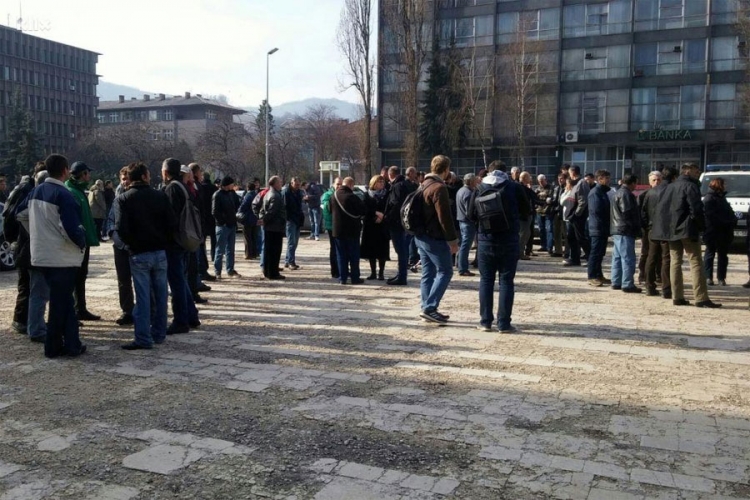 Zavidovići: Očajni radnici "Krivaje Mobel" najavljuju štrajk glađu i spaljivanje benzinom 