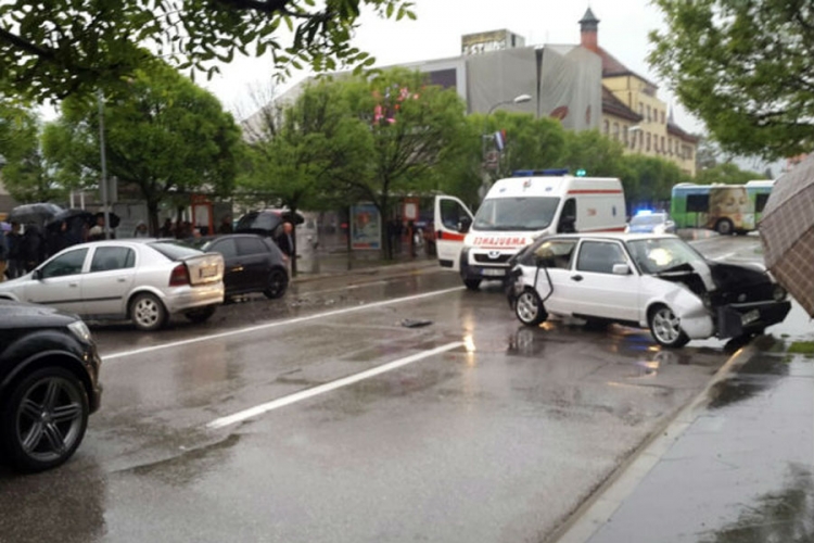 Više osoba povrijeđeno u sudaru 3 vozila u centru Banjaluke