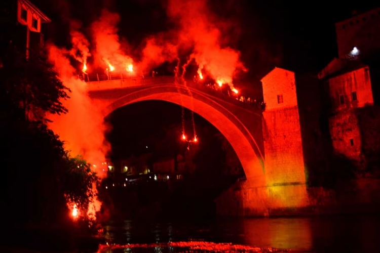 Skokom uz baklje sa Starog mosta Košniku odana posljednja počast