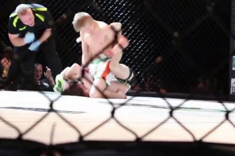 15-godišnji MMA borac nokautom savladao protivnika (VIDEO)