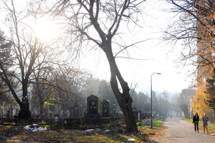 U znak protesta spavaju u grobovima