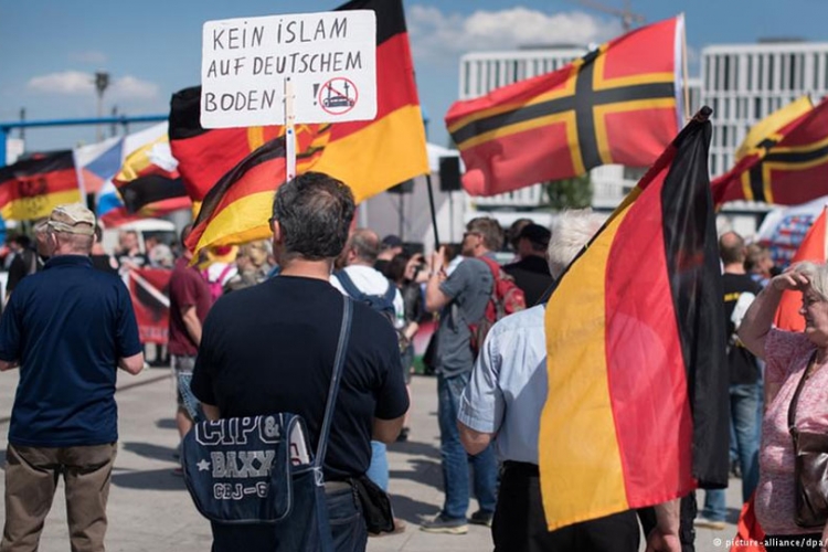 Hiljadu desničara na protestu protiv Angele Merkel
