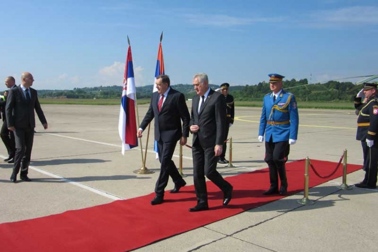 Dodik dočekao Nikolića na aerodromu Mahovljani