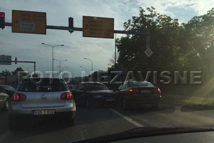 Banjaluka: Sudar na tranzitu, vozila završila u suprotnoj traci (FOTO)
