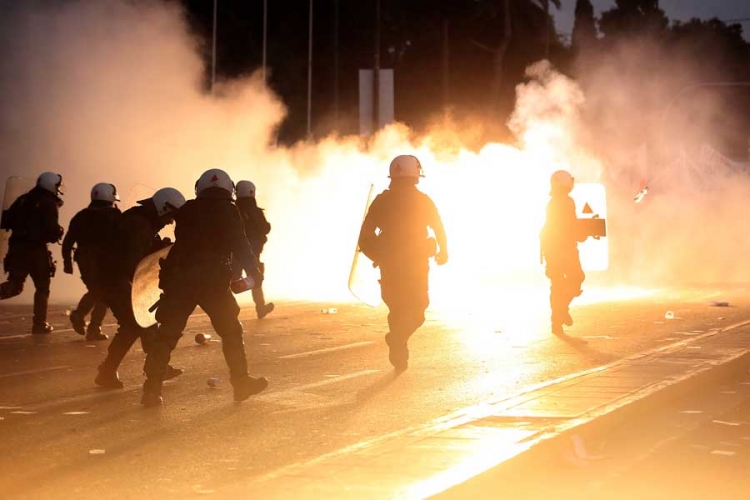 Haos u Atini: Molotovljevim koktelima na zgradu parlamenta (VIDEO)