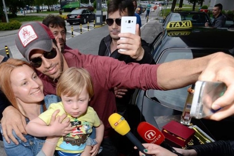 Enrike Iglesijas strpljiv s obožavaocima uoči koncerta u Zagrebu