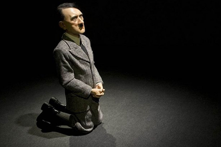 Statua klečećeg Hitlera prodata za 17,2 miliona dolara