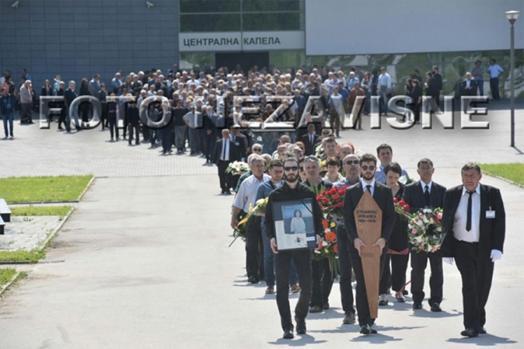 Čuvena kantautorka Jadranka Stojaković ispraćena na vječni počinak sa gitarom (FOTO)