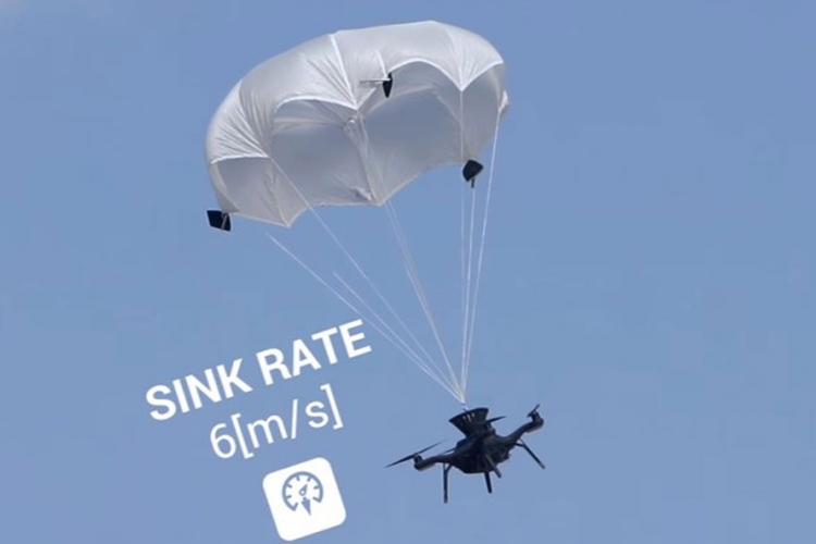 Padobran koji spašava dronove (VIDEO)