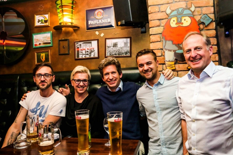 Banjaluka: Britanski ambasador Edvard Ferguson na svirci u pabu