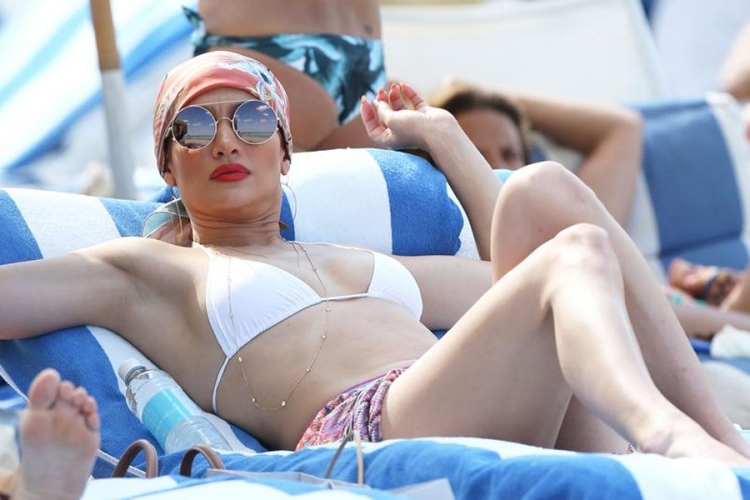 Dženifer Lopez na plaži pokazala da i u 46. izgleda savršeno