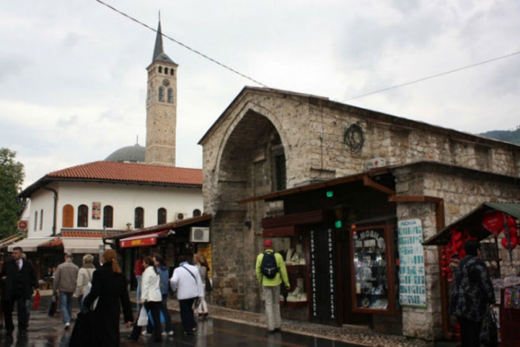 Sarajevo: Poreska zapečatila radnje, vlasnici se tukli sa inspektorima
