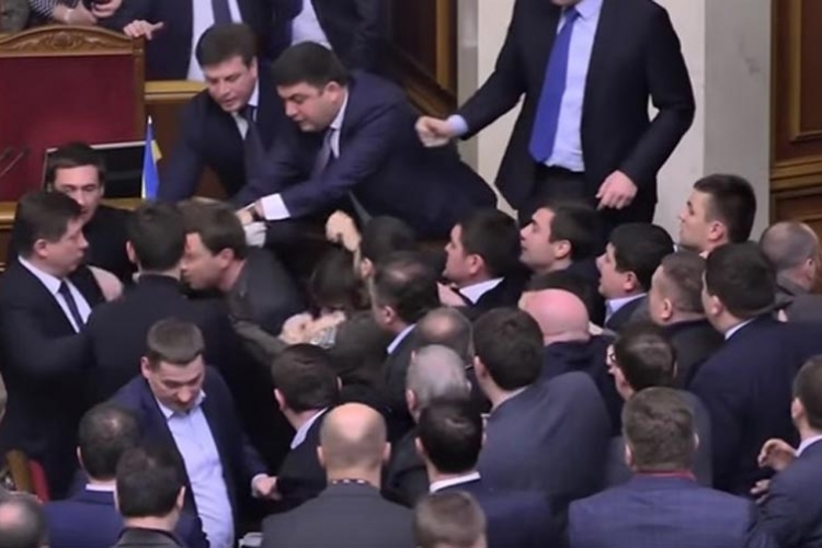 Ovako se "demoktarski" pesniče poslanici (VIDEO)