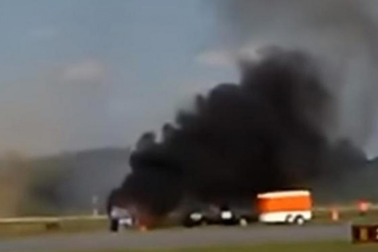 Avion se srušio na aeromitingu, stradao pilot (VIDEO)