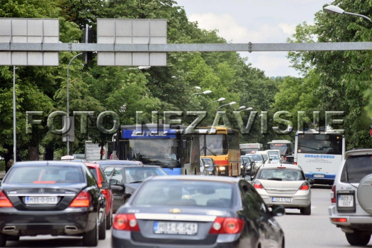 Banjaluka: Saobraćajni kolaps kod autobuskog stajališta (FOTO)