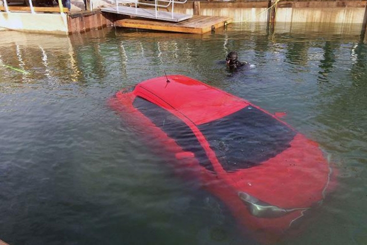 Pratila navigaciju, pa završila u jezeru