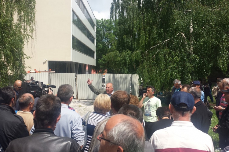 Zenica: Radnici Krivaje Mobel pravdu tražili ispred suda u Zenici
