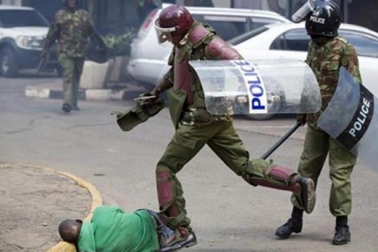 Policajac u Nairobiju zvjerski gazio demonstranta o ivičnjak (FOTO/VIDEO)