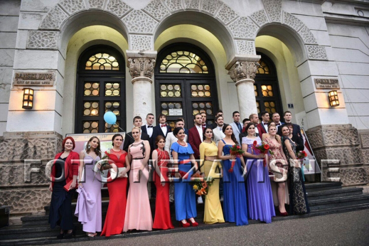Defile maturanata Poljoprivredne škole i SC "Gaudeamus" uprkos kiši (FOTO)