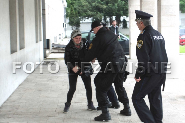 Polila se benzinom ispred zgrade Vlade Federacije  (FOTO)