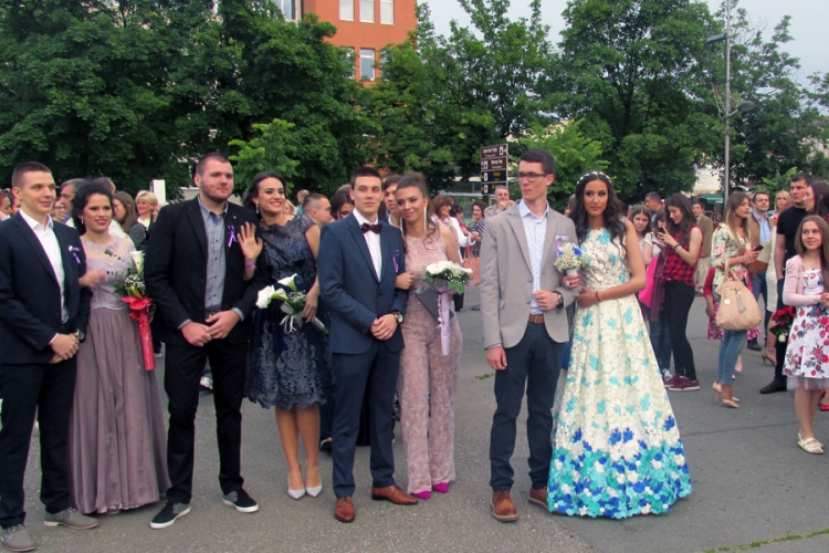 Bijeljinski gimnazijalci proslavili maturu (FOTO)