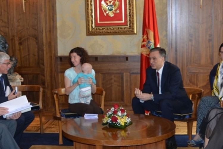 Sa bebom u naručju u Skupštinu Crne Gore (FOTO)