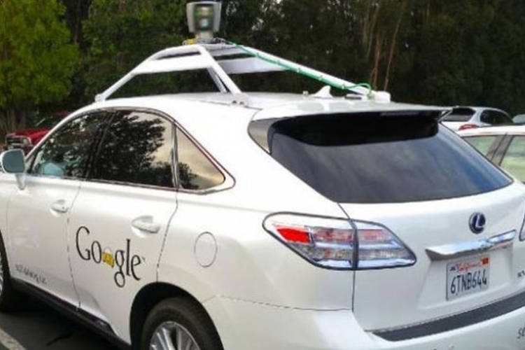 Googlov auto će pješake lijepiti za haubu