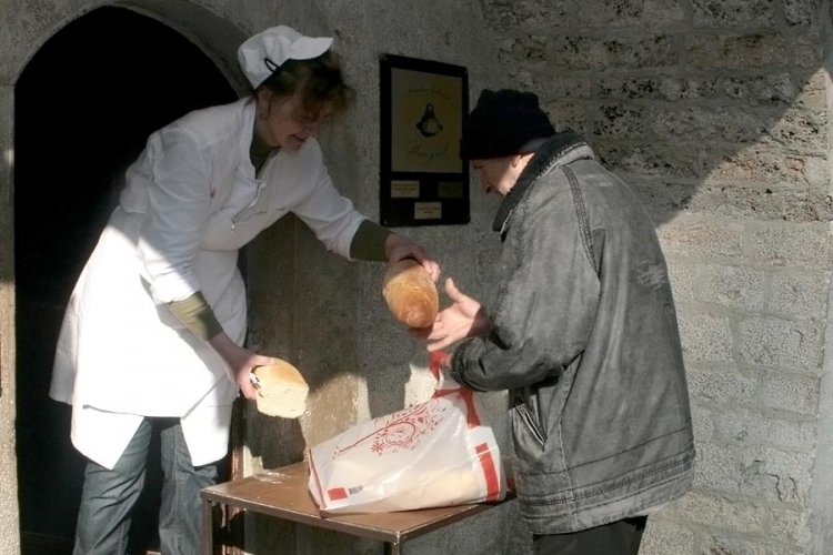 Situacija u javnim kuhinjama u BiH sve teža: Završili fakultet, ali stoje u redu za besplatan obrok 