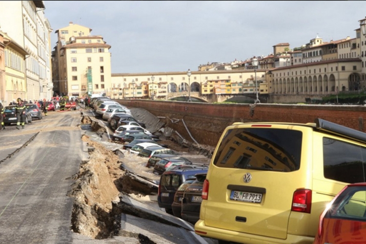 Pukla ulica u dužini od 200 metara, propalo 20 automobila (VIDEO)