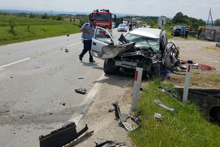 Stravičan udes kod Prijedora, povrijeđen vozač opela (FOTO)