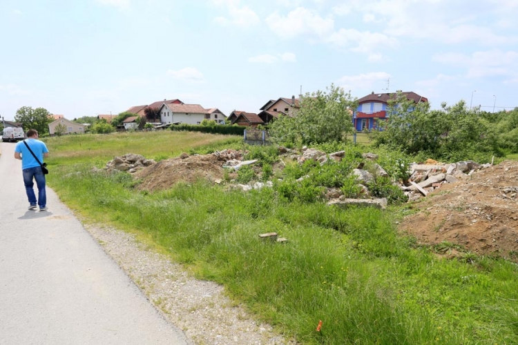 Zalužani: Zmije gmižu iz divlje deponije